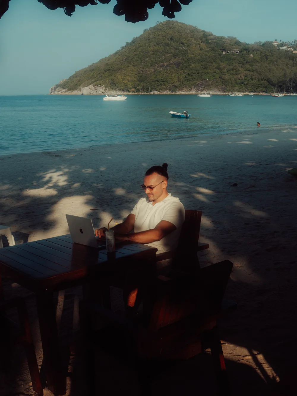 Lukas Uhl am Strand mit Laptop